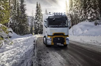 renault-trucks-t-high-en-roulage-sur-une-route-enneigee