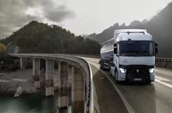 renault-trucks-t-optifuel-en-roulage-sur-un-viaduc