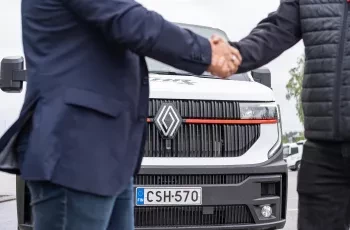 Renault Trucks livre son 5 000e véhicule électrique, un Renault Trucks E-Tech Master, à HRX Finland Oy