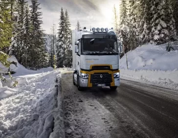 renault-trucks-t-high-en-roulage-sur-une-route-enneigee