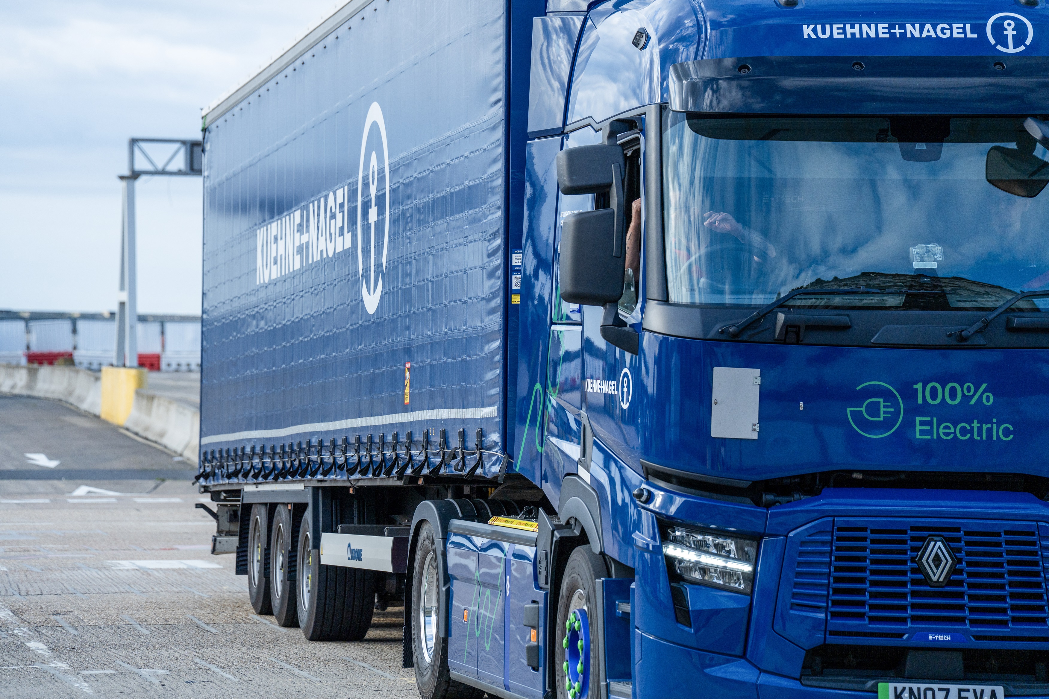 First-ever heavy-duty electric freight truck crosses the Channel from ...