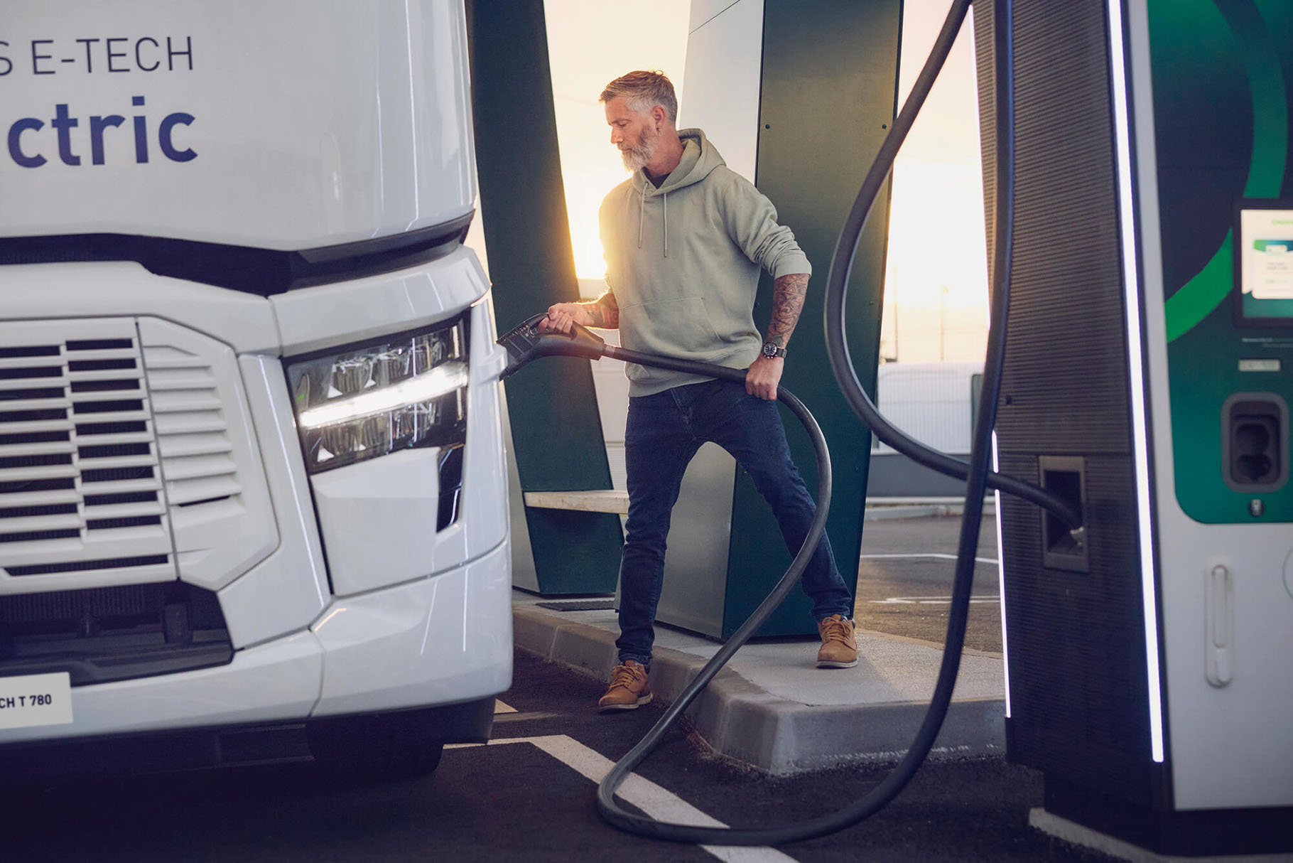 Un conducteur chargeant son Renault Trucks E-Tech T 780 100 % électrique