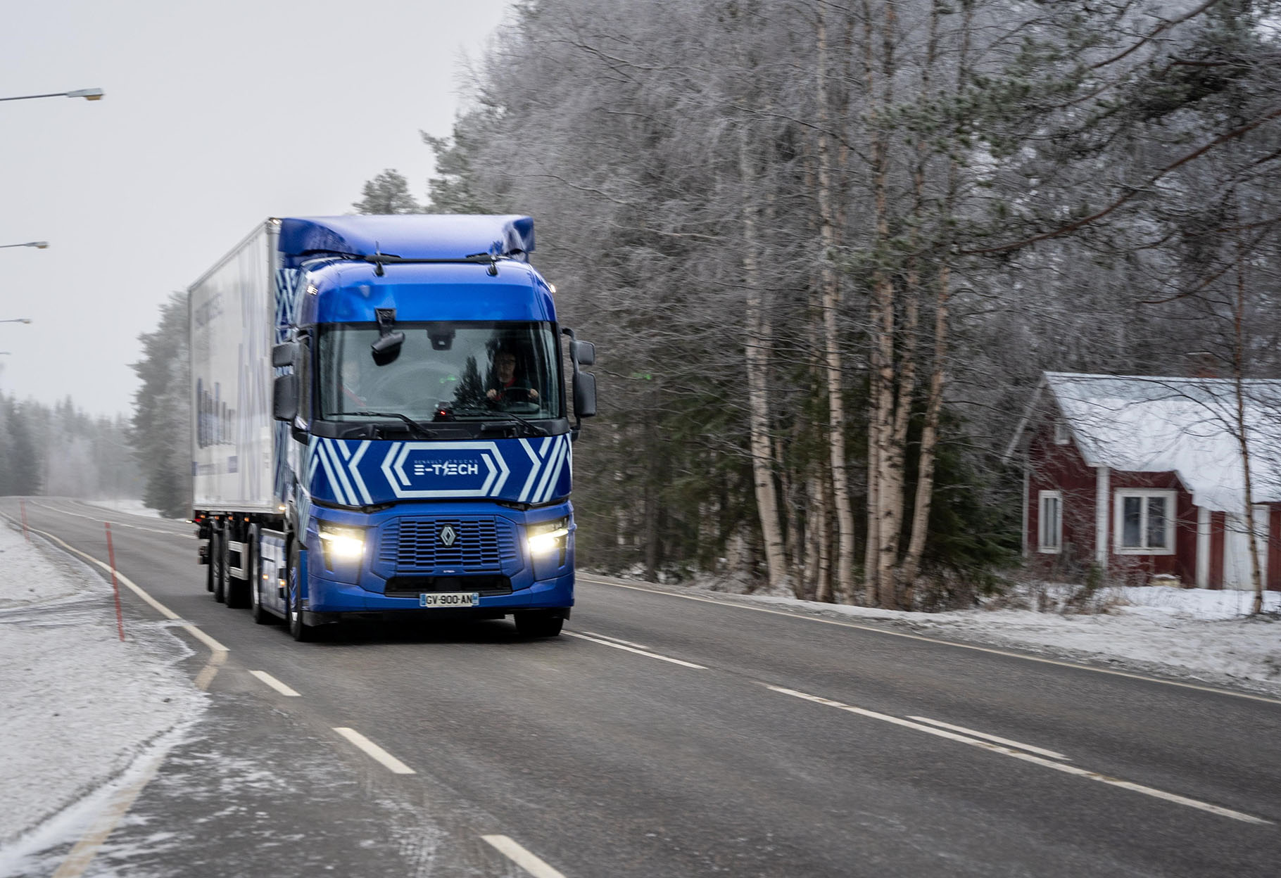The Renault Trucks E-Tech Diamond heads north.