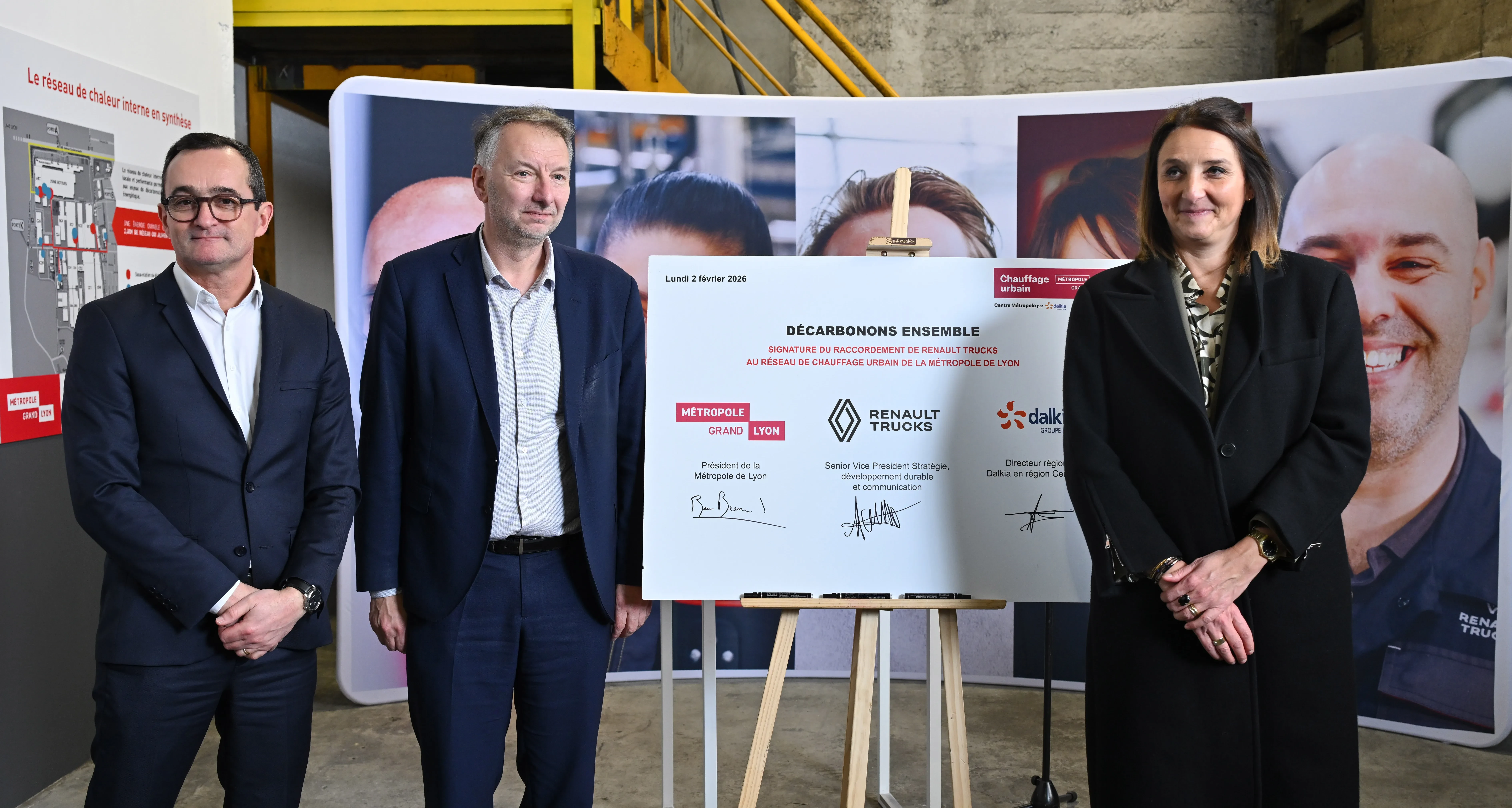 From left to right: Jérôme Aguesse, Regional Director of Dalkia; Bruno Bernard, President of the Lyon Metropolitan Area; Karine Forien, Senior Vice President at Renault Trucks in charge of Strategy, Sustainability and Communication.
