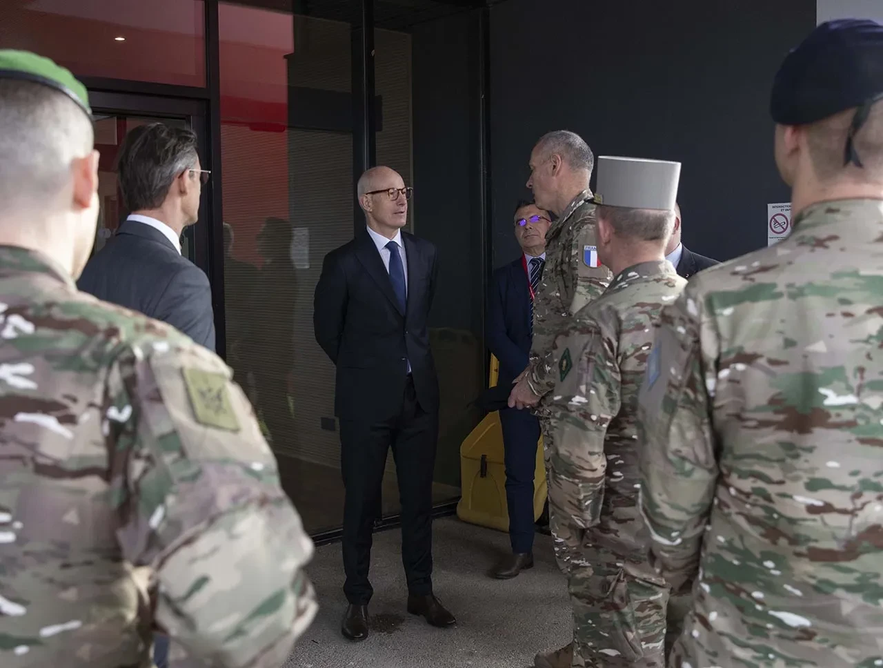 Antoine Duclaux, président de renault Trucks accueille à l'usine Renault Trucks de Bourg-en-Bressele chef d'Etat Major d'Armée de Terre, Pierre Schill
