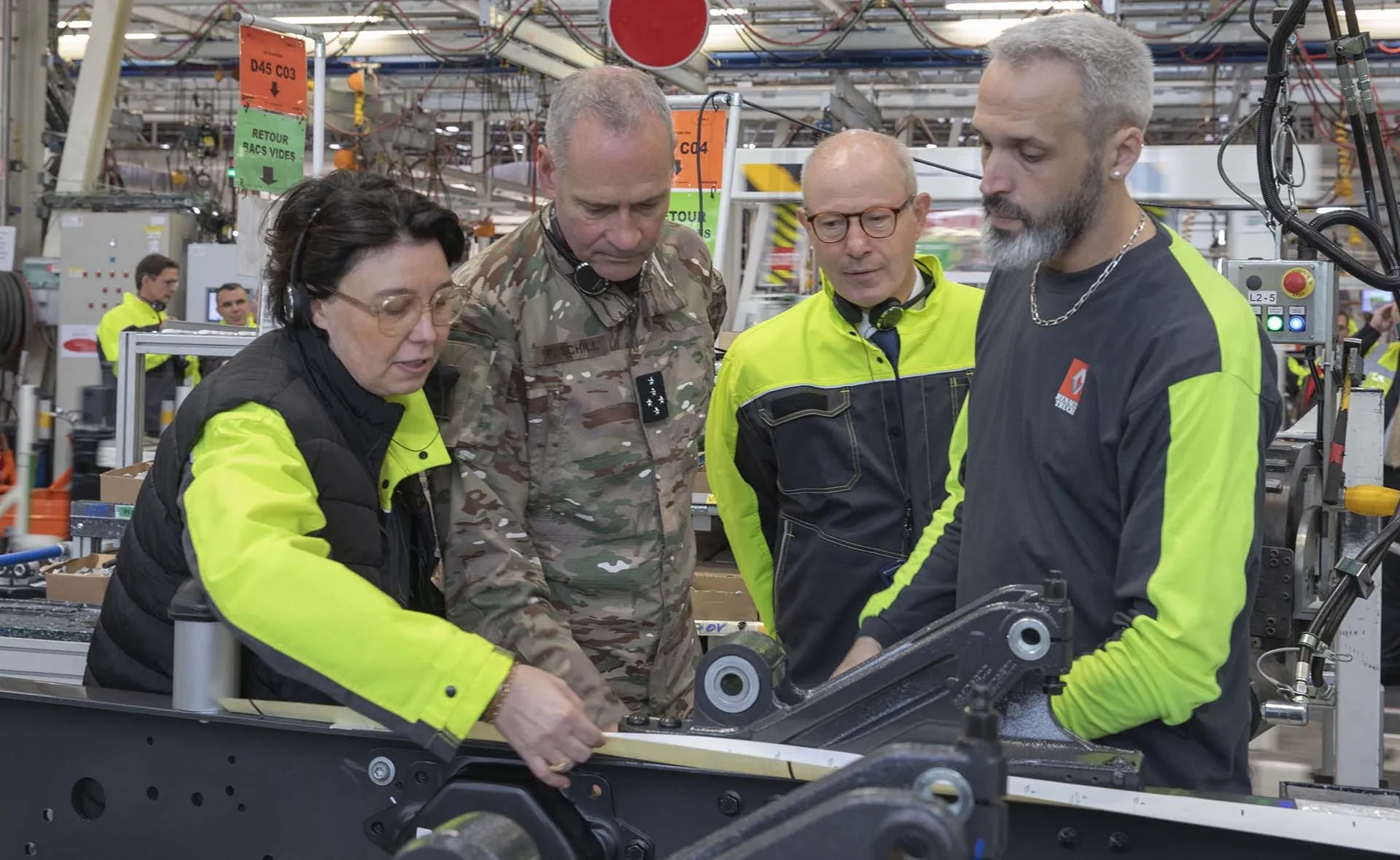 Antoine Duclaux, président de Renault Trucks, et le chef d'Etat Major d'Armée de Terre, Pierre Schill en discussion avec des opérateurs sur la chaîne de montageaccueille à l'usine Renault Trucks de Bourg-en-Bressele chef d'Etat Major d'Armée de Terre, Pierre Schill
