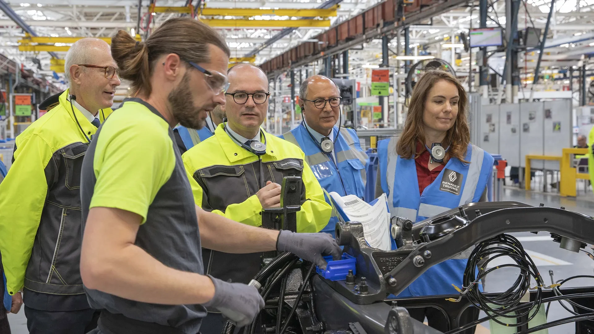 Electrification du transport : le gouvernement français réaffirme son soutien à la filière industrielle sur le site Renault Trucks de Bourg-en-Bresse