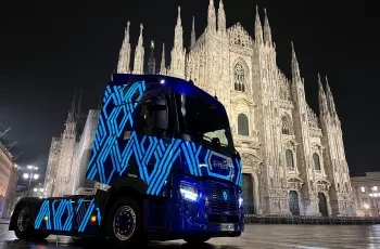 Le Renault Trucks E-Tech T devant de Duomo de Milan