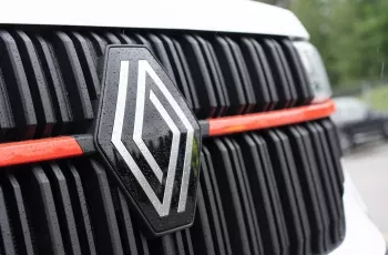 Renault Trucks livre son 5 000e véhicule électrique, un Renault Trucks E-Tech Master, à HRX Finland Oy