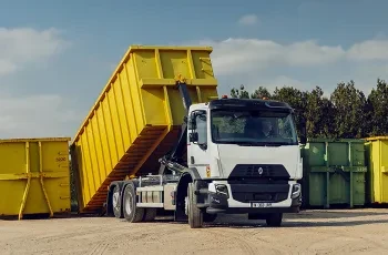 A Ranault Trucks C Cab2.3 with an Ampliroll hooklift