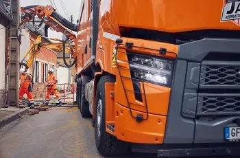 Renault Trucks C 8x4 Tridem equipped with a vacuum cleaner on a construction site