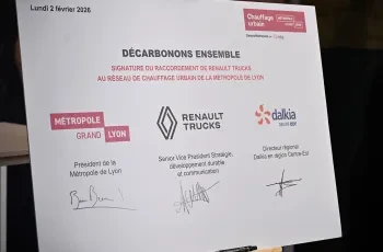 From left to right: Jérôme Aguesse, Regional Director of Dalkia; Bruno Bernard, President of the Lyon Metropolitan Area; Karine Forien, Senior Vice President at Renault Trucks in charge of Strategy, Sustainability and Communication