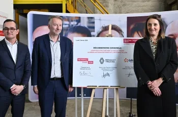 From left to right: Jérôme Aguesse, Regional Director of Dalkia; Bruno Bernard, President of the Lyon Metropolitan Area; Karine Forien, Senior Vice President at Renault Trucks in charge of Strategy, Sustainability and Communication