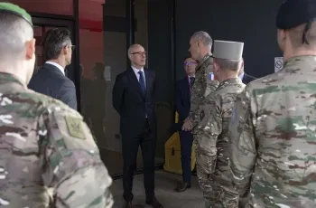 Accueil à l'usine Renault Trucks de Bourg-en-Bress du chef d'Etat Major d'Armée de Terre, Pierre Schill par Antoine Duclaux, président de Renault Trucks