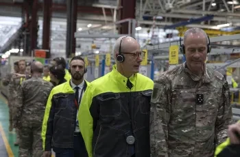 Antoine Duclaux, président de Renault Trucks, et le chef d'Etat Major d'Armée de Terre, Pierre Schill qui remontent la ligne d’assemblage de la gamme haute de Renault Trucks