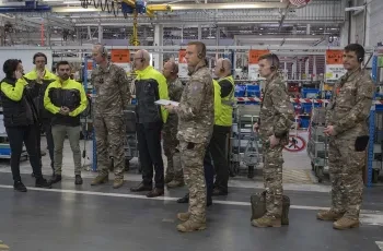 Visite de la ligne d’assemblage des gammes haute de Renault Trucks par chef d'Etat Major d'Armée de Terre, le général Pierre Schill