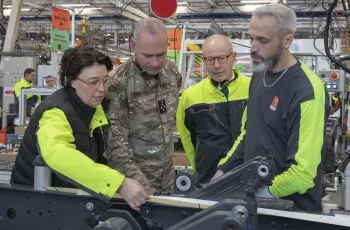 Echanges entre le chef d'Etat Major d'Armée de Terre, Pierre Schill, Antoine Duclaux, président de Renault Trucks et des opérateurs de la ligne d’assemblage de l’usine Renault Trucks de Bourg-en-Bresse