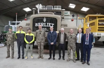 Le chef d'Etat Major d'Armée de Terre, le général Pierre Schill devant le Berliet T100