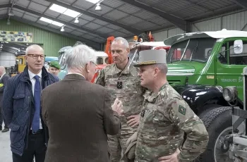 Le chef d'Etat Major d'Armée de Terre, le général Pierre Schill dans le musée conservatoire de la Fondation Berliet