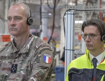 Visite du chef d’État-major de l’Armée de Terre, le général Pierre Schill, à l’usine Renault Trucks de Bourg-en-Bresse
