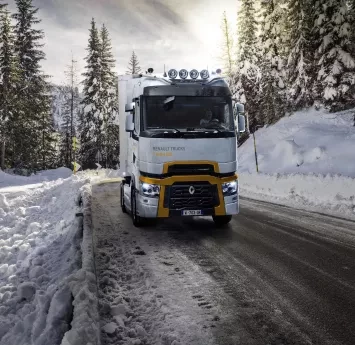 renault-trucks-t-high-en-roulage-sur-une-route-enneigee