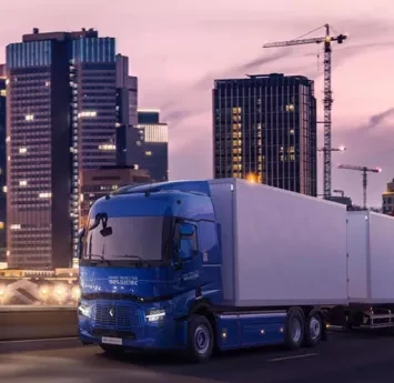 A Renault Trucks E Tech T full electric on an urban motorway