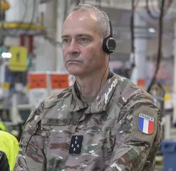 Visite du chef d’État-major de l’Armée de Terre, le général Pierre Schill, à l’usine Renault Trucks de Bourg-en-Bresse
